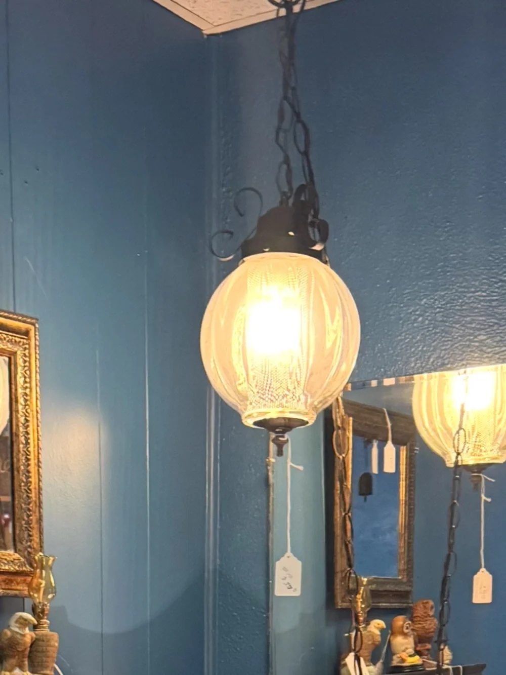 Vintage-Style Glass Globe Pendant Light in Cream -